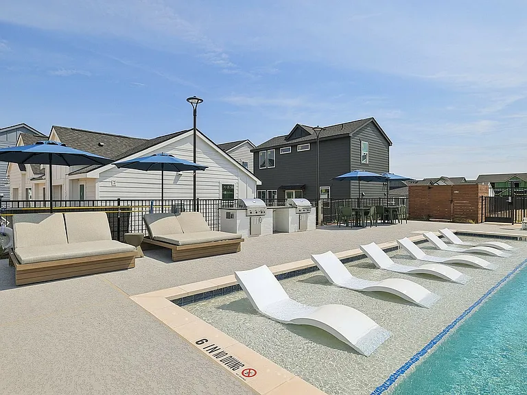 YardHomes Trailside Swimming Pool