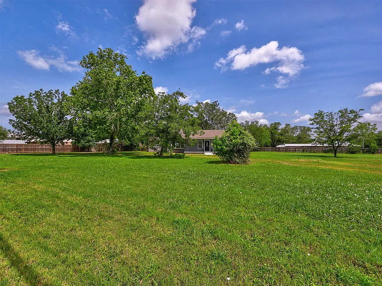 610 Linden St — Photo 12