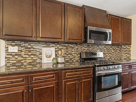 5th image of 2110 W 72nd St