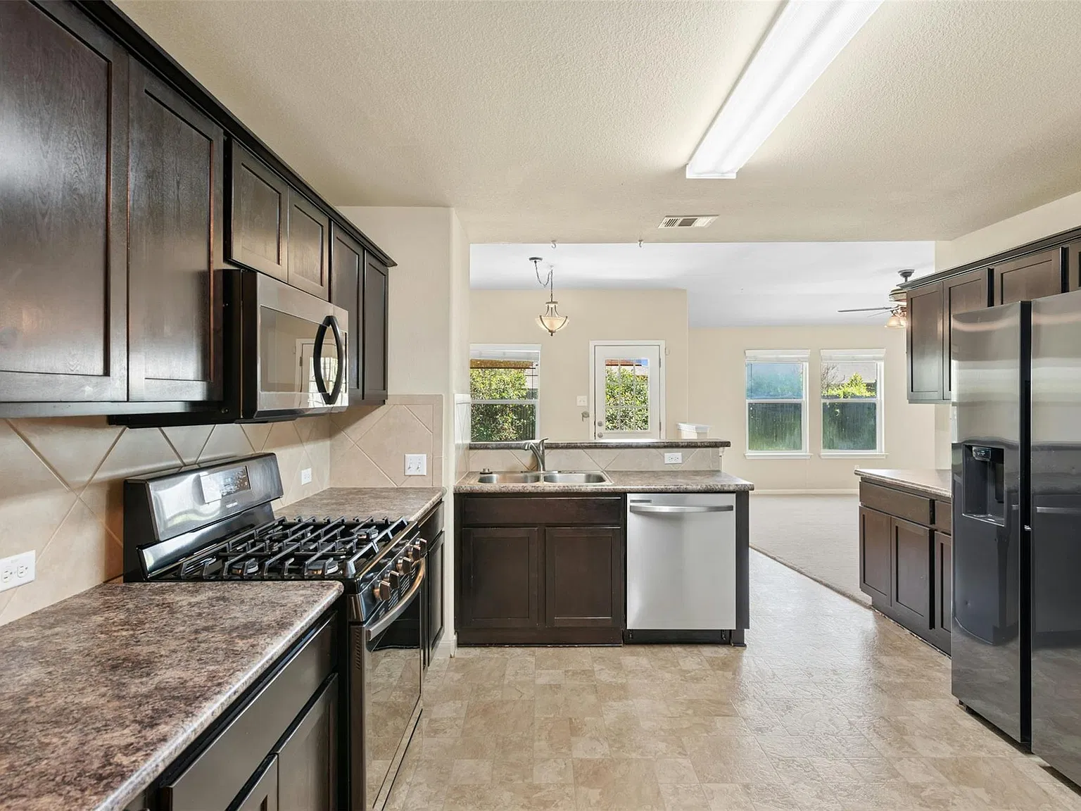 4 bed, 2.0 bath, 1815 sqft, $2,000 — Photo 3