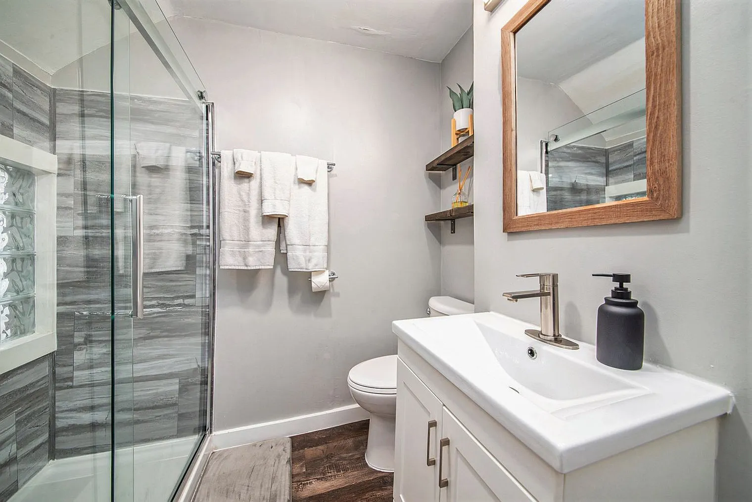 2 bed, 1.0 bath, 893 sqft, $3,073 — Photo 3