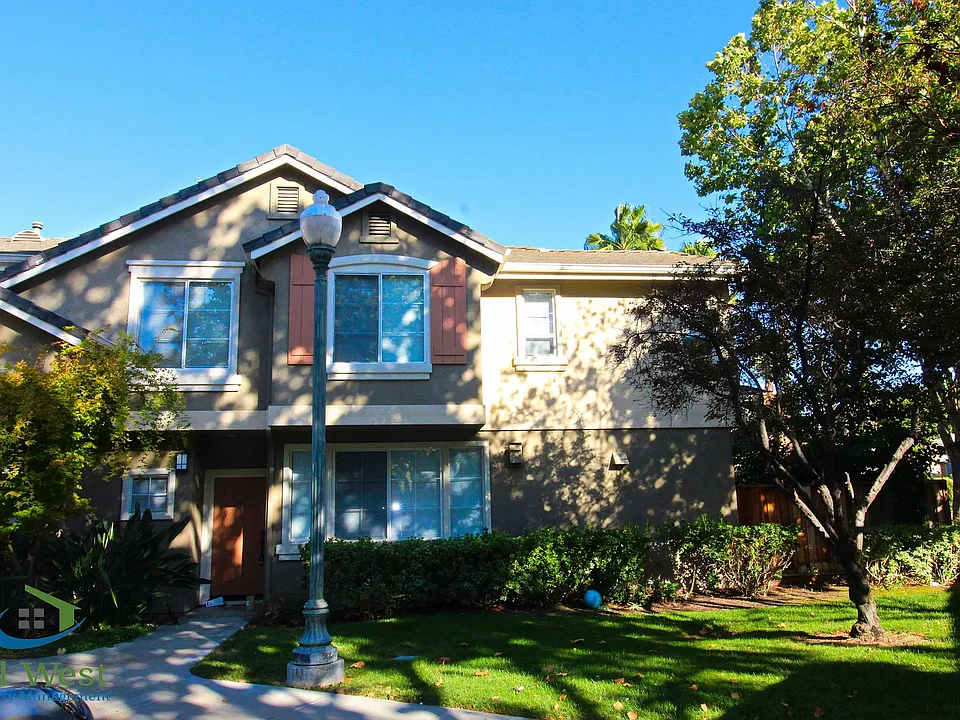 390 Oleander Dr