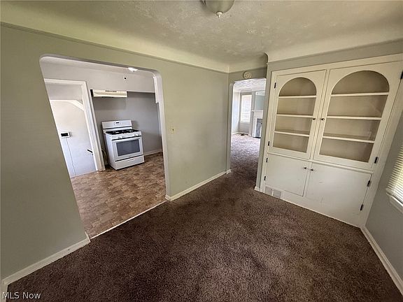 4th image of 411 E 264th St