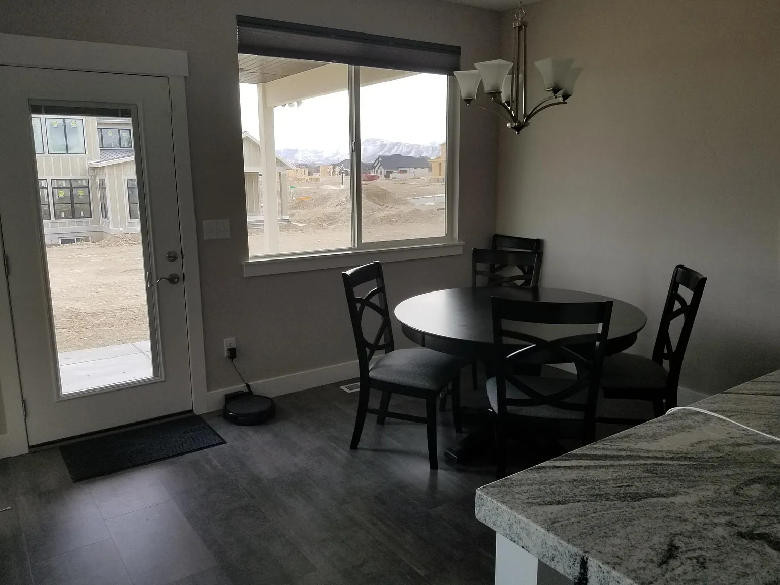 7 bed, 4001 sqft, $799 — Photo 3