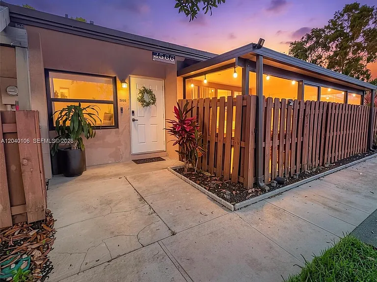 2566 N Nob Hill Rd — Photo 13