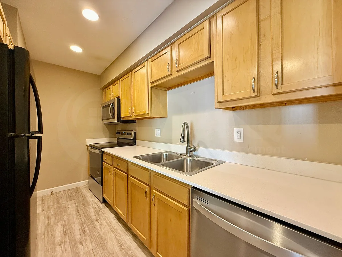 2 bed, 2.0 bath, 956 sqft, $1,300 — Photo 3