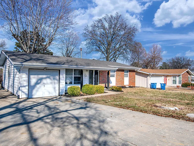 8435 Bridle Spur Dr — Photo 2