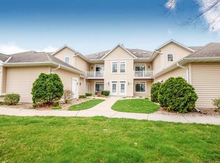 W398N5951 Autumn Woods Dr, Oconomowoc, WI 53066