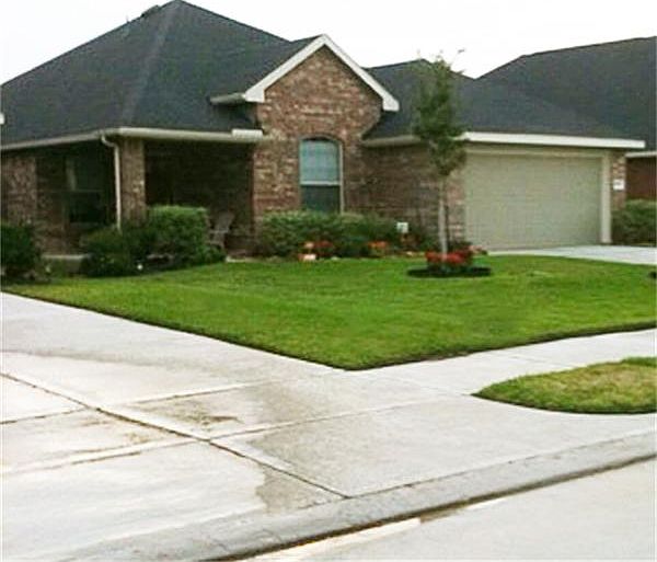 Welcome to this beautiful David Weekley energy-efficient home!