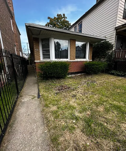 8635 S Burnham Ave — Photo 1