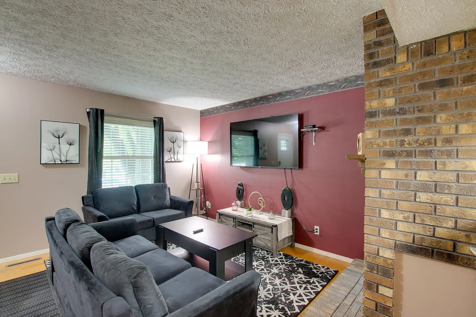2 bed, 1.0 bath, 1044 sqft, $3,290 — Photo 3