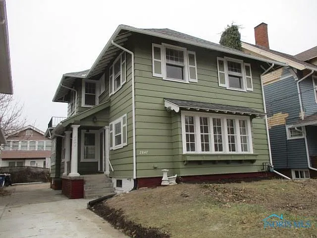2847 Parkwood Ave photo 1