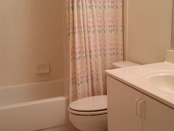 3rd Floor Hall Full Bath