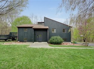 6 Creekside Ln, Pleasant Valley, NY 12569