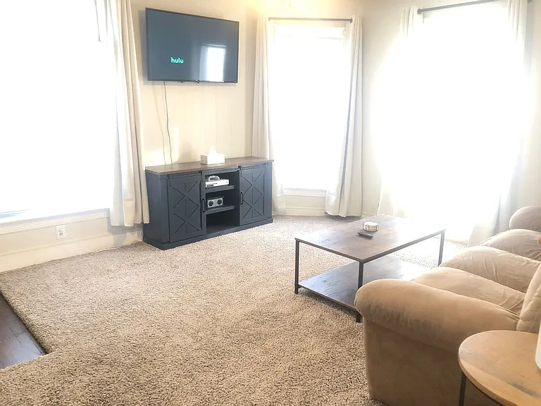 1002 N Center St — Photo 3