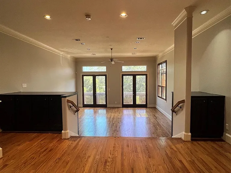 2330 Camden Dr — Photo 6