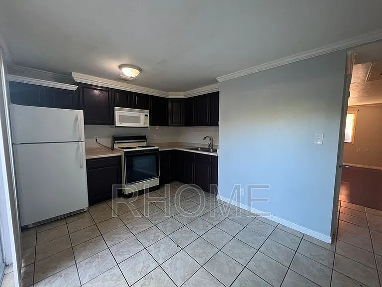 1420 Lancelot Dr — Photo 7