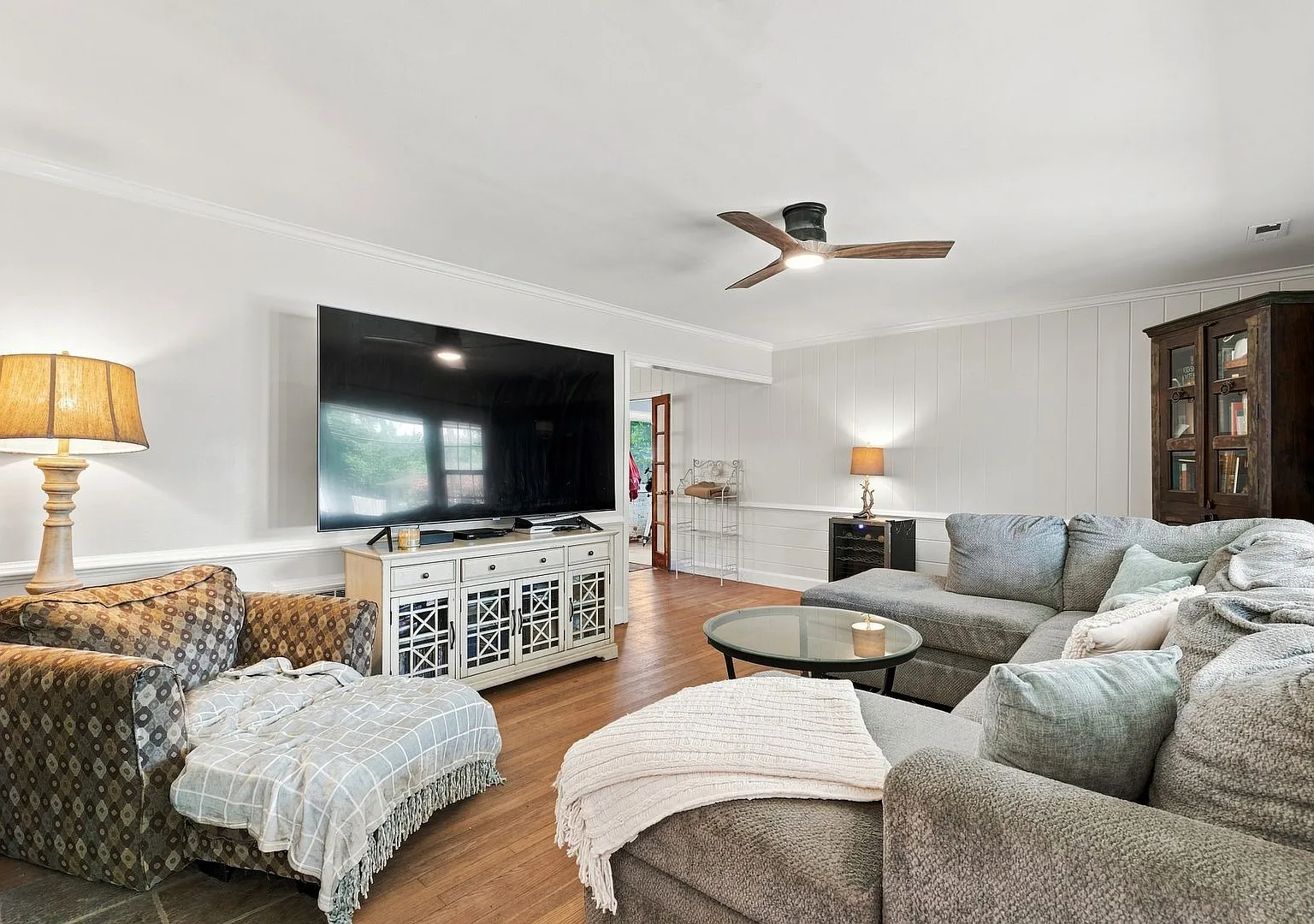 3 bed, 1.0 bath, 1213 sqft, $2,000 — Photo 4