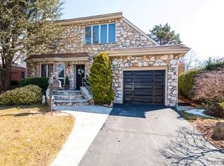 62 Aberdeen Rd, New Hyde Park, NY 11040