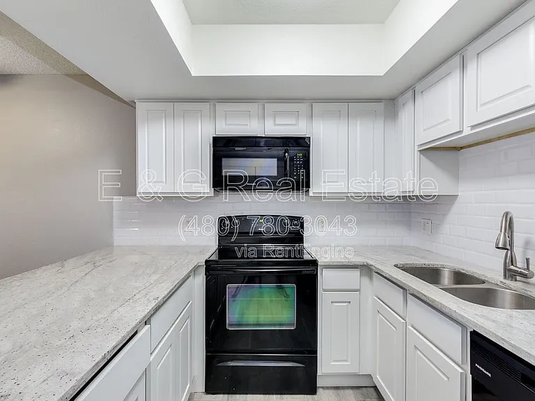 2149 E 10th St #3 — Photo 5