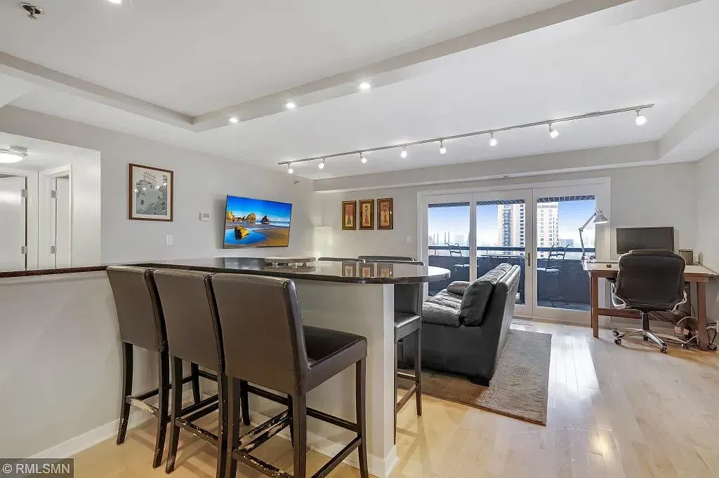 1 bed, 886 sqft, $2,199 — Photo 4