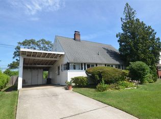 27 Chimney Ln, Levittown, NY 11756
