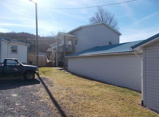118 8th St, Beaver, WV 25813