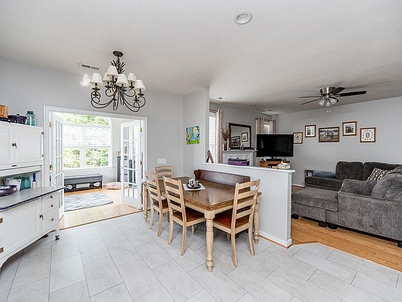5th image of 112 Thornfield Dr
