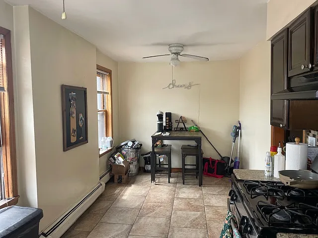 Large 3 bed 1 bath minutes to Path — Photo 3