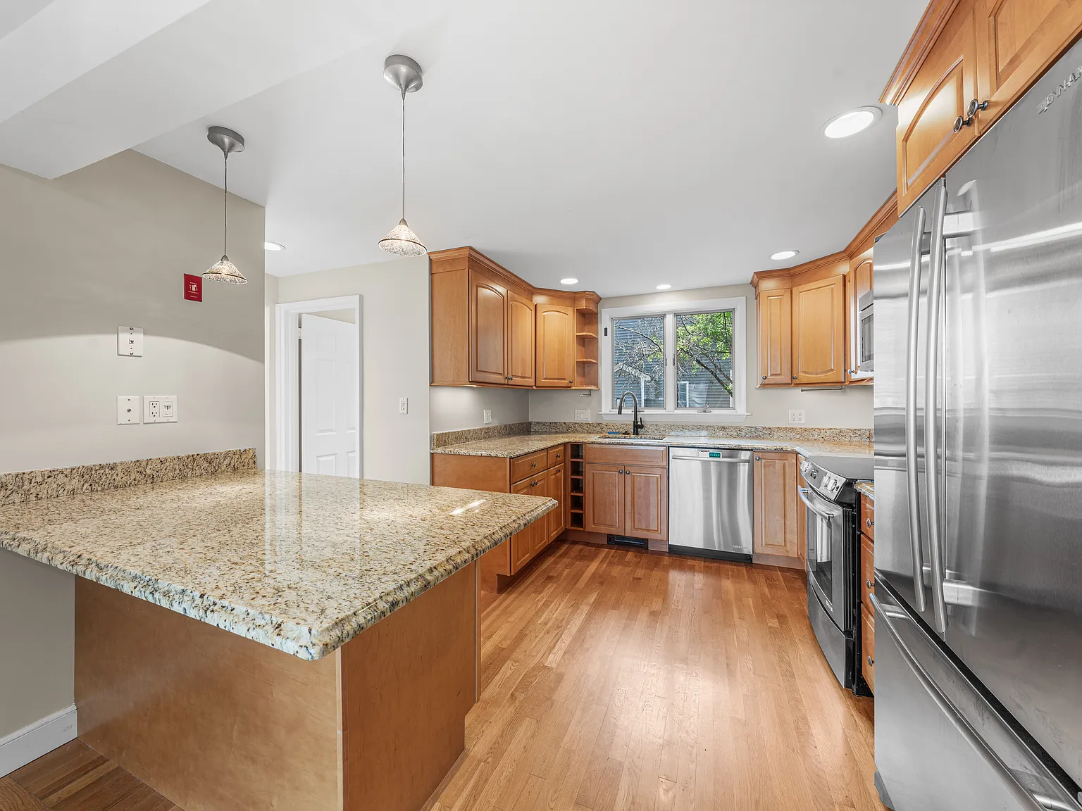 3 bed, 1.5 bath, 1232 sqft, $4,000 — Photo 4