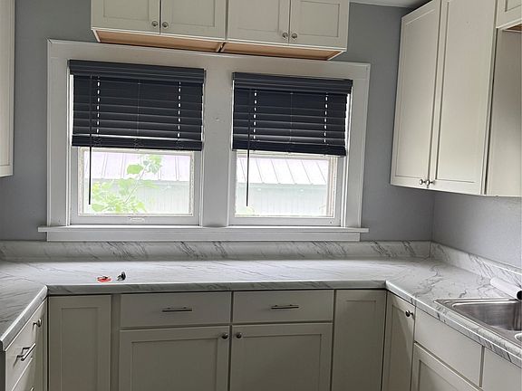 4th image of 620 College St