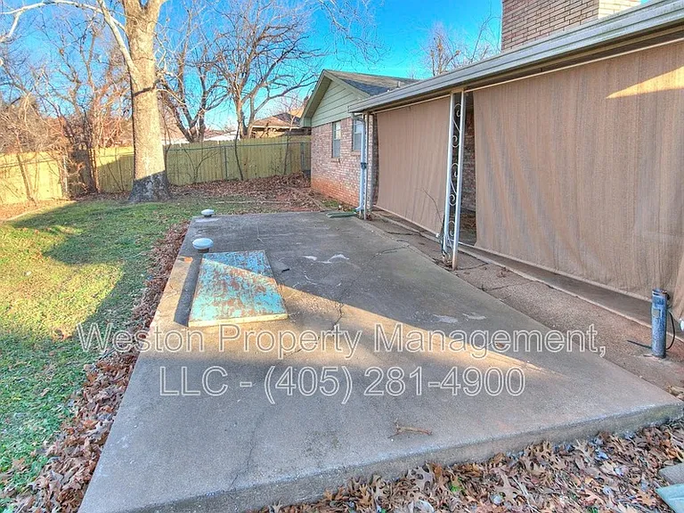 1011 Crown Dr — Photo 7