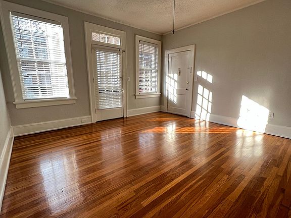 Tall ceilings + hardwood floors