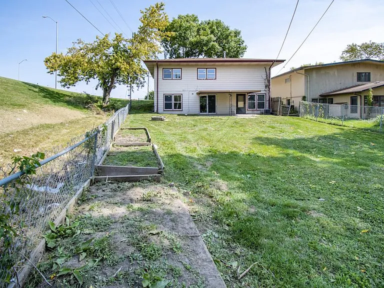1220 Hillcrest Dr — Photo 23