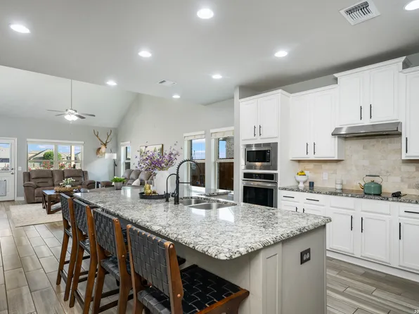 1382 Shadow Rock, New Braunfels, TX 78130