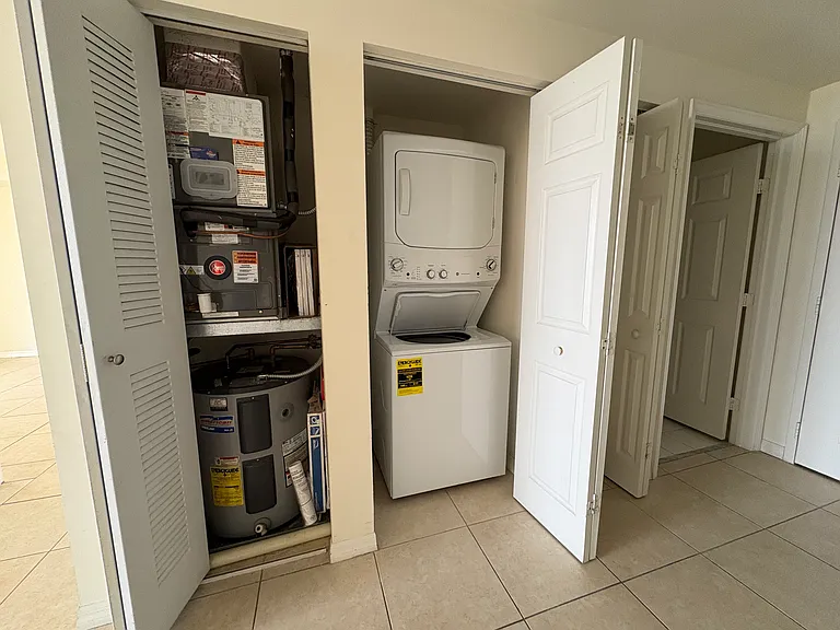 215 SW 42nd Ave #1005 — Photo 7