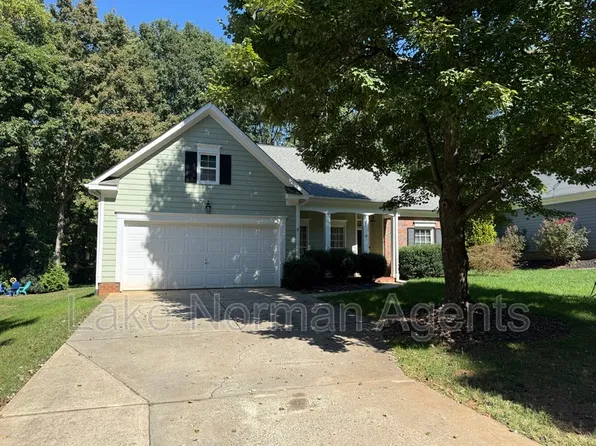 8821 Oakham St, Huntersville, NC 28078