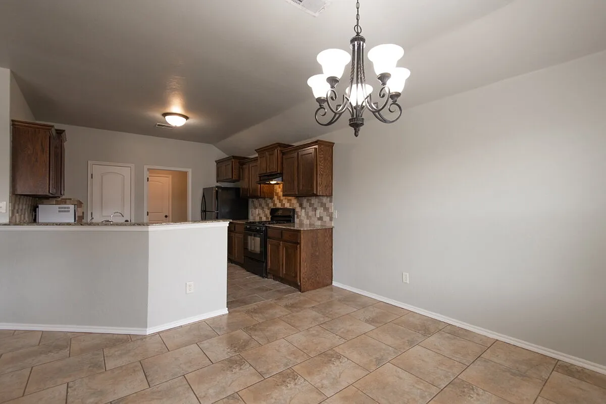 4 bed, 2.0 bath, 1850 sqft, $1,995 — Photo 4
