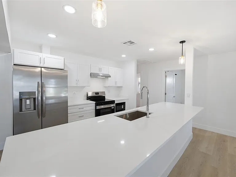 2317 Grove St — Photo 2