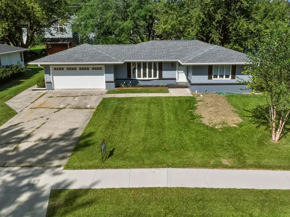 1833 Spencer St, Grinnell, IA 50112