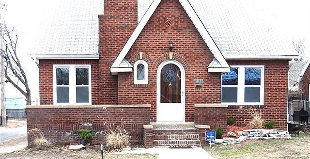 1st image of 318 Whitelaw Ave