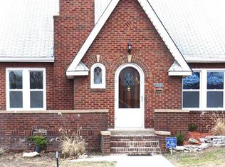 318 Whitelaw Ave, Wood River, IL 62095