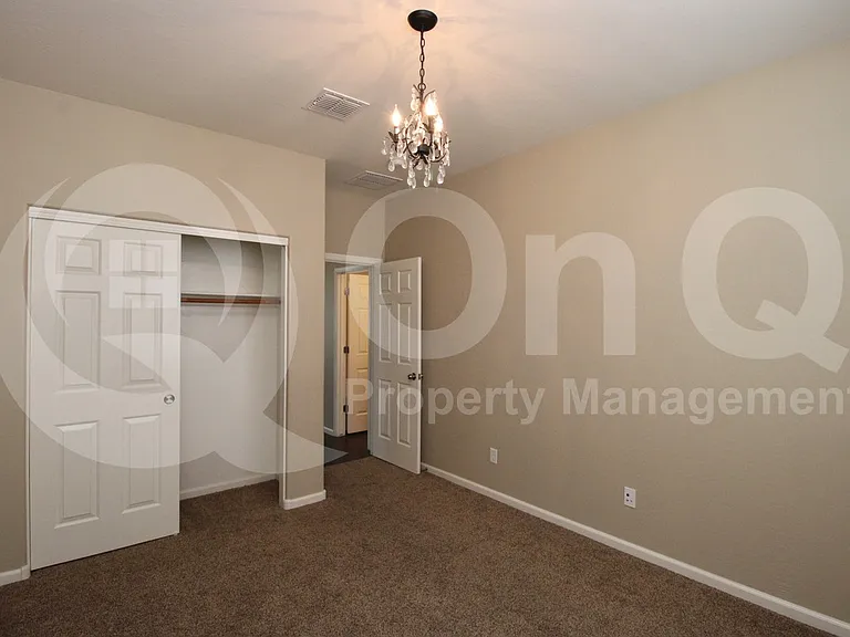 867 E Aberdeen Dr — Photo 12