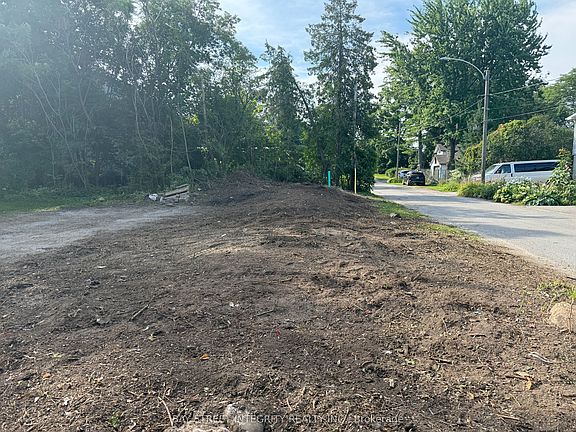 5th image of 27 Thompson Dr