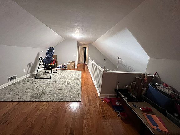 4th image of 95 King Arthur Dr