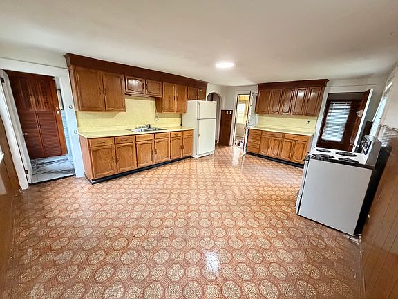 5th image of 26 Wintworth St #1