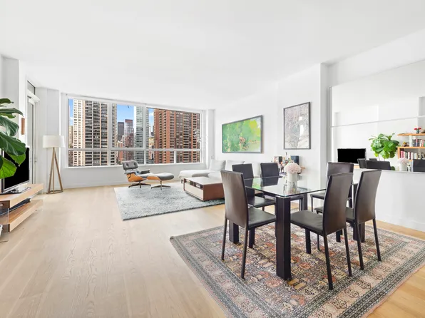 301 East 61st Street 12B image 2 of 9