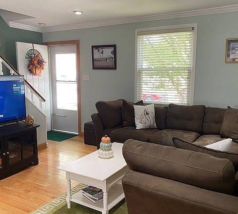 4th image of 1582 Allerton Ave