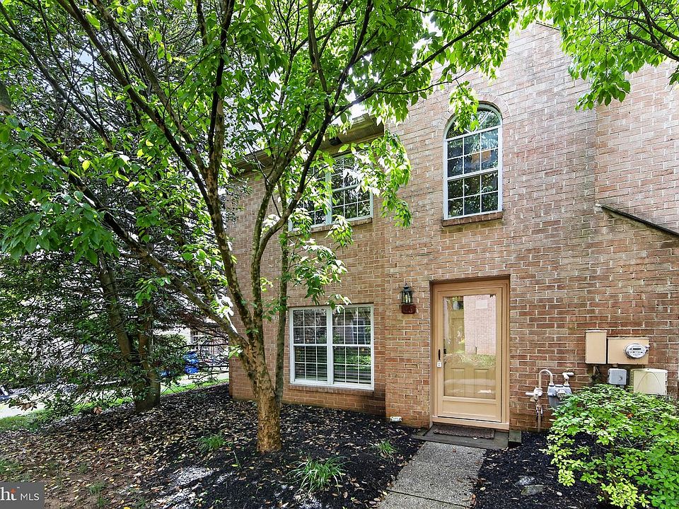 1st image of 46 Rampart Dr