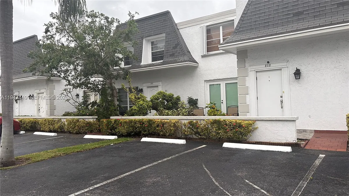 Building Photo - 808 NE 27th Ave #808